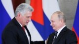 El presidente cubano, Miguel Díaz-Canel, conversa con el presidente ruso, Vladimir Putin, durante una conferencia de prensa conjunta luego de su reunión en el Kremlin en Moscú, Rusia, el 2 de noviembre de 2018. REUTERS/Maxim Shemetov