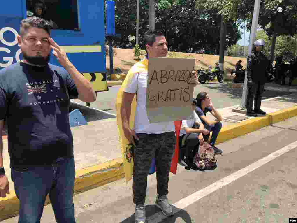 Un hombre ofrece &quot;Abrazos Gratis&quot;, el miércoles 1 de mayo durante una protesta en Caracas.&nbsp;