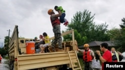 Tentara Garda Nasional Texas membantu warga yang terkena dampak Badai Harvey di Houston, Texas, 27 Agustus 2017. (Foto: Lt. Zachary West, 100th MPAD/Texas Military Department/Handout via REUTERS).