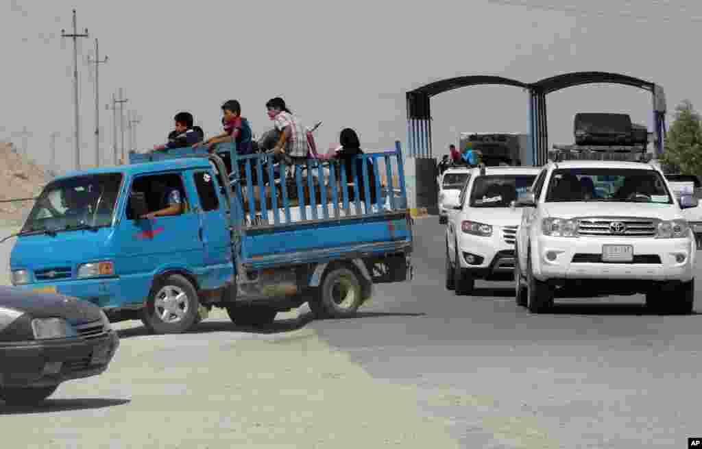 Civilians fleeing their hometown of Ramadi pull over at a police checkpoint in Habaniyah, 80 kilometers west of Baghdad, May 18, 2015.