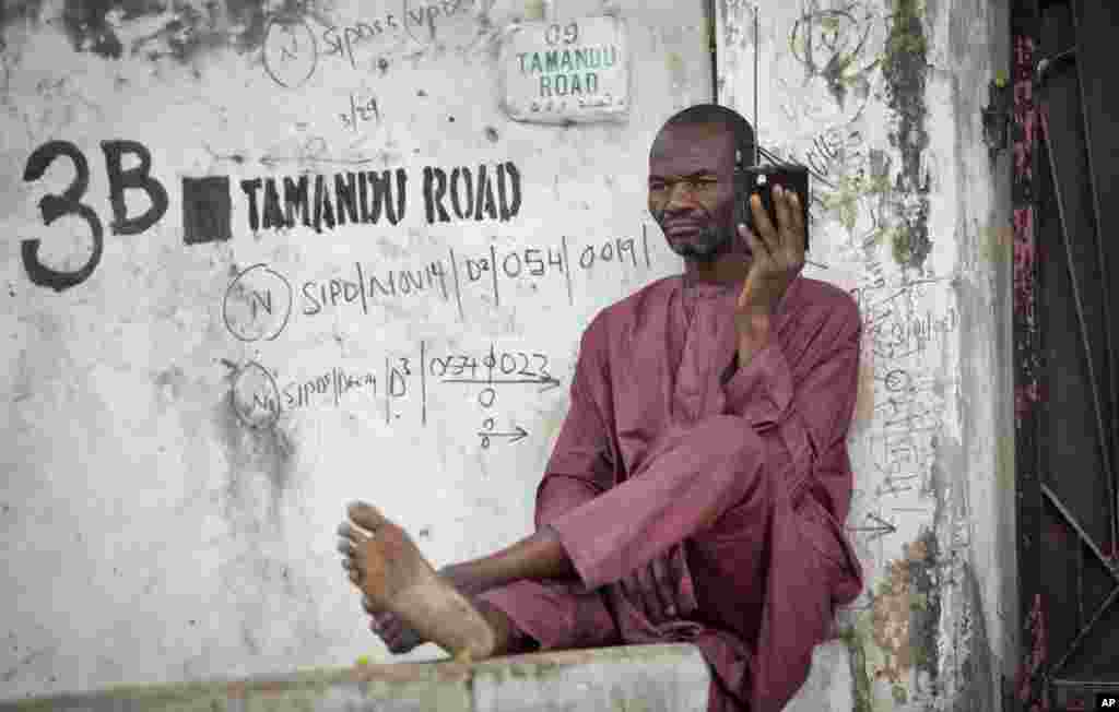 A Nigerian man listens to the election commission announce results on his radio in Kano, March 31, 2015.