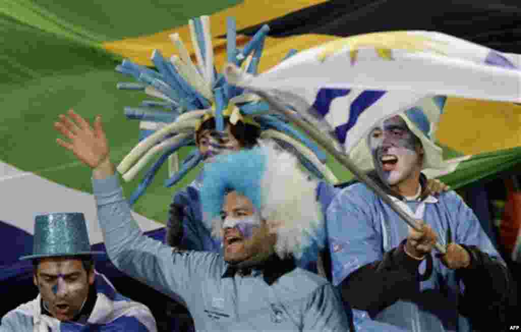 Болельщики команды Уругвая. Матч между Уругваем и Южной Африкой на стадионе Loftus Versfeld в Претории, Южная Африка. Среда, 16 июня 2010.