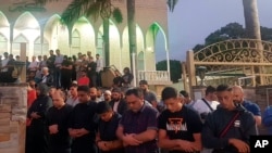 Para simpatisan berdoa untuk para korban dan keluarga dari penembakan di Christchurch selama acara malam hari di Masjid Lakemba di Wakemba, New South Wales, Australia. (Foto: AP)
