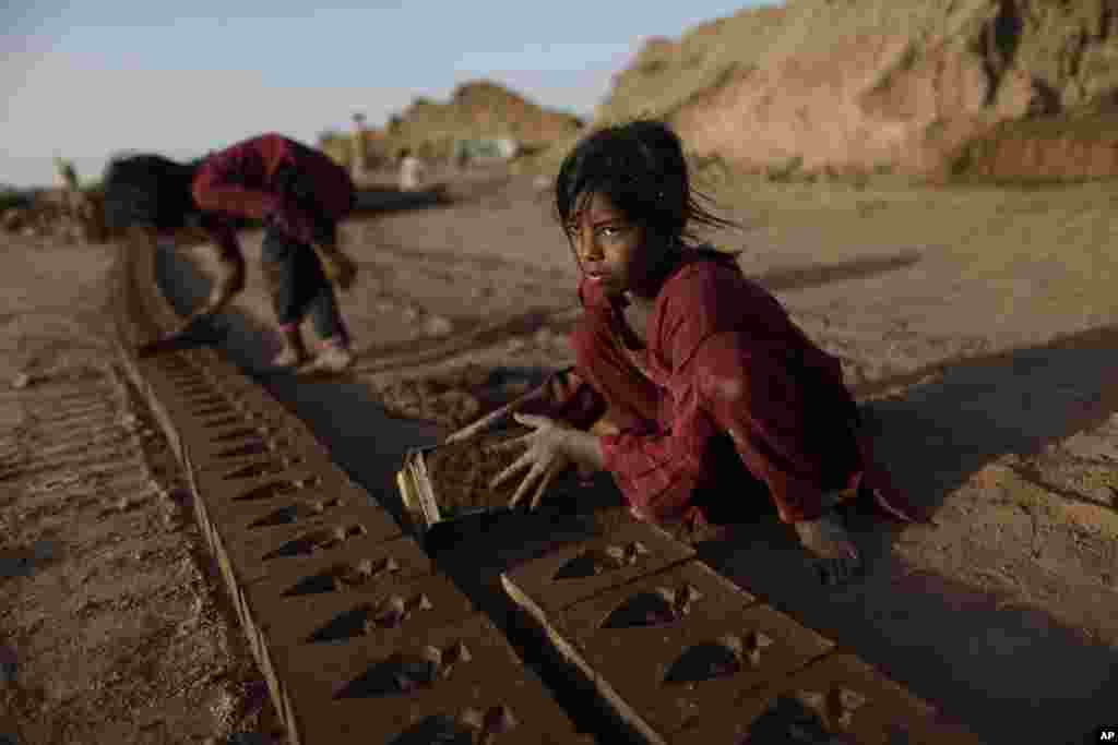 غربت کے باعث ان بچوں کو جبری مشقت پر مجبور کیا جاتا ہے۔