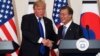 Presiden AS Donald Trump (kiri) dan Presiden Korea Selatan Moon Jae-In dalam konferensi pers bersama di Seoul, Selasa (7/11). 