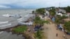 Migrantes se reúnen el 13 de octubre de 2022 en Necoclí, Colombia, un punto de parada para los migrantes que toman embarcaciones hacia Acandí, una localidad que conduce a la selva del Tapón del Darién. 