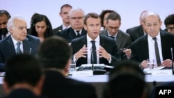 Perezida w'Ubufaransa, Emmanuel Macron, arongoye inama ku kibazo co gutunganya amatora muri Libiya i Paris, Itariki 29/05/2018. 