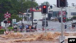 Nước lũ quét sạch 1 con đường ở Toowoomba, Queensland, 10/1/2011