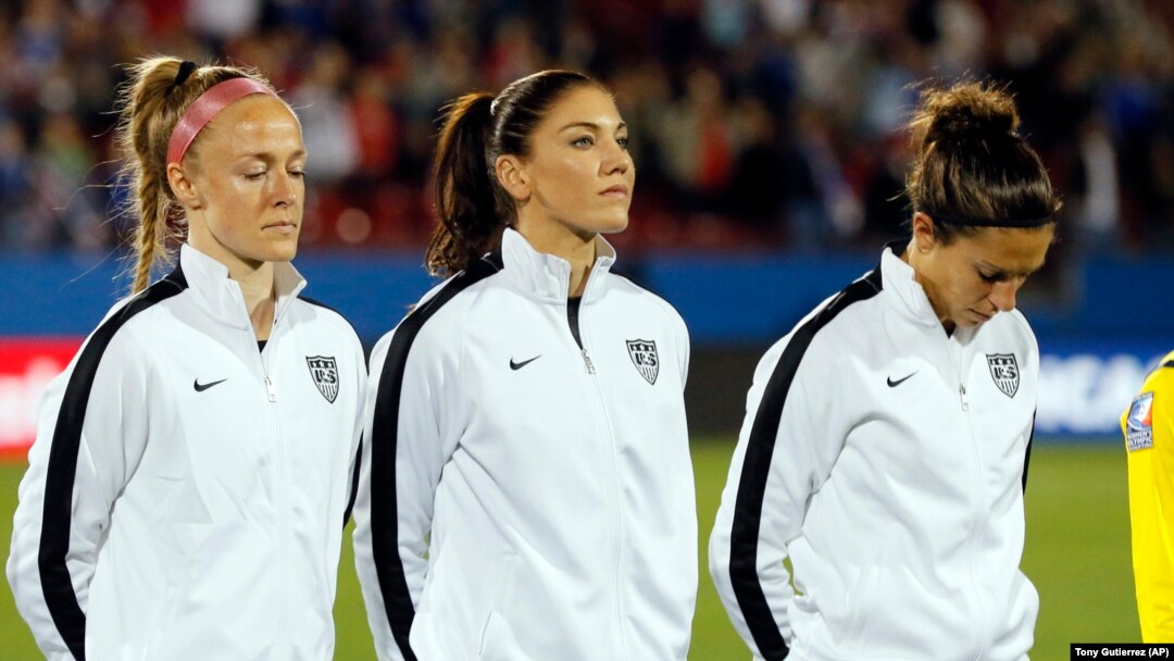 Atlet sepakbola putri AS, dari kiri ke kanan, Becky Sauerbrunn, Hope Solo dan Carli Lloyd, dalam perkenalan tim sebelum pertandingan melawan Kosta Rika (10/2) di Frisco, Texas. 