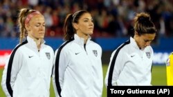 Atlet sepakbola putri AS, dari kiri ke kanan, Becky Sauerbrunn, Hope Solo dan Carli Lloyd, dalam perkenalan tim sebelum pertandingan melawan Kosta Rika (10/2) di Frisco, Texas. 