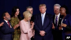 Представники релігійних організацій моляться разом із президентом Трампом під час мітингу за участі єванельских християн-прихильників президента
