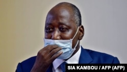 Amadou Gon Coulibaly, le Premier ministre ivoirien et candidat du parti au pouvoir à la présidentielle, à son arrivée à l'aéroport Félix Houphouët Boigny à Abdijan, le 2 juillet 2020 après avoir "récupéré" en France suite à des problèmes cardiaques. (Photo SIA KAMBOU/AFP)