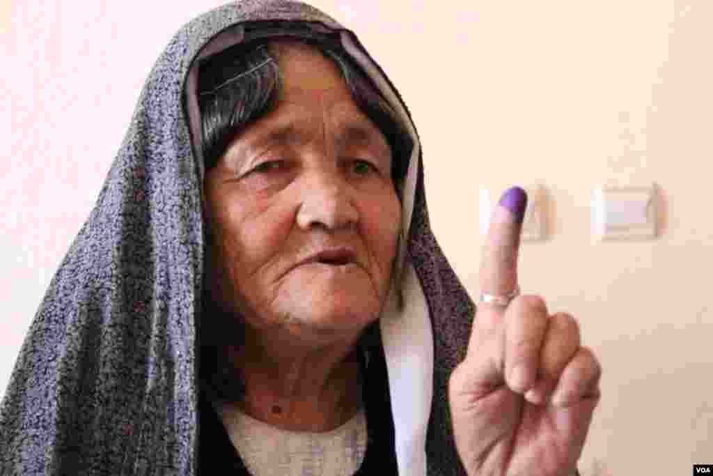 رای&zwnj;دهندۀ زن در غزنی