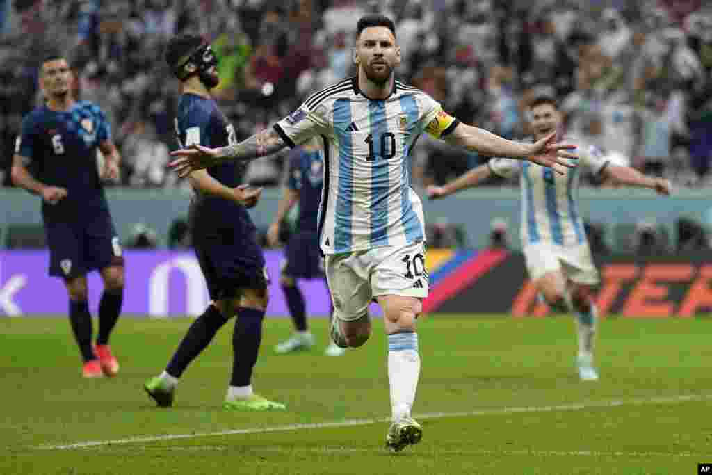 Lionel Messi de Argentina celebra después de anotar el primer gol de su equipo durante el partido de fútbol de la semifinal de la Copa del Mundo entre Argentina y Croacia en el Estadio Lusail, Qatar, el martes 13 de diciembre de 2022. (AP Foto/Martin Meissner)