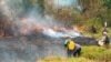 Voluntarios y bomberos combaten incendios forestales en Rurrunabaque, Bolivia, el 12 de noviembre de 2023.