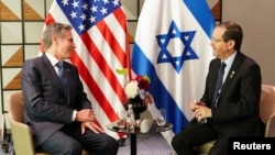 FILE - Menteri Luar Negeri Amerika Serikat Antony Blinken bertemu dengan Presiden Israel Isaac Herzog di Tel Aviv, Israel, 22 Oktober 2024. (Nathan Howard/REUTERS)