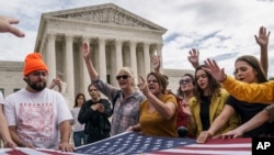 Cristianos evangélicos realizan una vigilia en las afueras de la Corte Suprema mientras los republicanos en el Senado trabajan en una sesión especial para agilizar nombramiento de la jueza Amy Coney Barrett al Tribunal Supremo. 