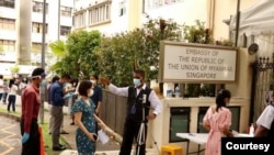 စင်္ကာပူနိုင်ငံရှိ သံရုံးမှာ မြန်မာနိုင်ငံသားများရဲ့ မဲပေးနေကြတဲ့ မြင်ကွင်း။ (ဓာတ်ပုံ - Myanmar Club (Singapore) - အောက်တိုဘာ ၀၂၊ ၂၀၂၀)