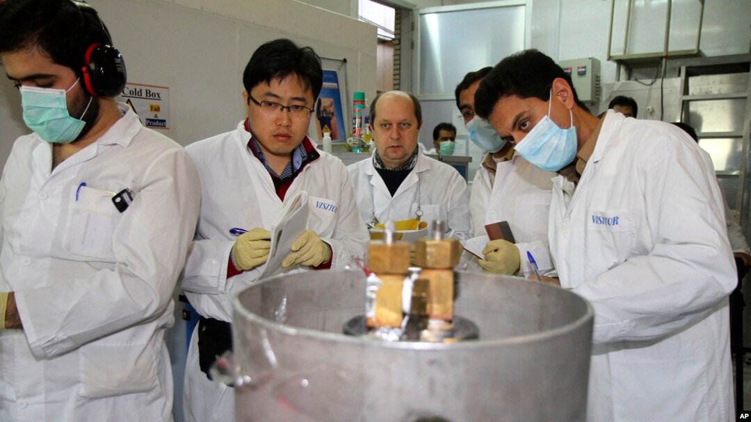 Inspektur IAEA dan insinyur Iran melakukan inspeksi di fasilitas nuklir Natanz, selatan Teheran (foto: dok). 