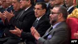 Le Roi Mohammed VI, à droite, et le Premier ministre marocain Saad Eddine El Othmani, au centre, au Palais Royal, Casablanca,11 décembre 2017.