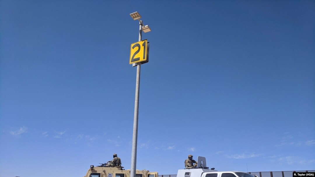 Petugas patroli perbatasan memonitor sektor kawasan Yuma di San Luis, Arizona. (Foto: dok).