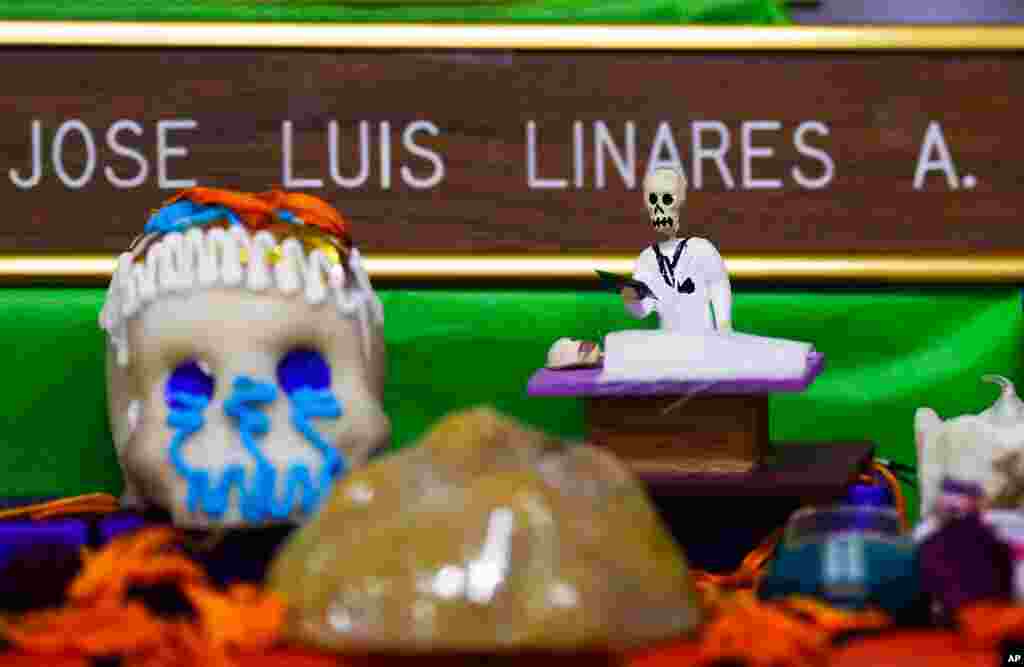 Las peque&#241;as figuras de un esqueleto con bata de m&#233;dico y un paciente, fueron colocados en el altar en honor al doctor Jos&#233; Luis Linares, quien falleci&#243; por s&#237;ntomas relacionados con COVID-19, en Ciudad de M&#233;xico. Noviembre 1, 2020. 