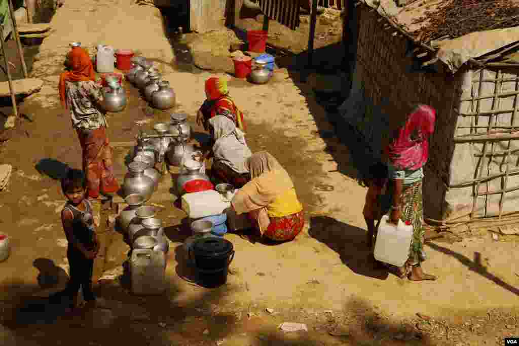Women line up to fill containers with drinking water at the Rohingya refugee camp in Teknaf, Bangladesh on Feb. 12, 2020. (Hai Do/VOA)