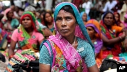 femmes indiennes agricultrices devant le parlement pour protester contre le projet de loi d'acquisition des terres, à New Delhi, en Inde, le 24 Juillet 2015. (AP Photo/Altaf Qadri) 