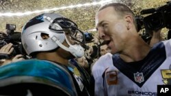 Cam Newton des Carolina Panthers (G) et Peyton Manning des Denver Broncos après la 50ème édition du Super Bowl le 7 février 2016. (Photo AP)