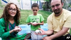 رایان کوربت که یک خرگوش در دست دارد در کنار فرزندانش دیده می‌شود - آرشیو