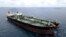 Penjaga Pantai Indonesia menunjukkan sebuah kapal tanker Iran dan kapal Panama yang disita yang diduga mentransfer minyak secara ilegal di perairan Indonesia. (Foto: AFP)