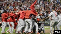 Los Cardenales de San Louis estrenan el título ganado en la temporada pasada.