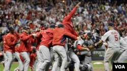 El equipo de St. Louis Cardinals celebró su pase a la Serie Mundial luego de derrotar a a los Cerveceros de Milwaukee.