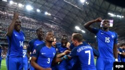 Les joueurs de la France célèbrent après leur victoire sur l’Allemagne en match de demi-finale de l’Euro 2016 au Stade Vélodrome de Marseille, France, 7 juillet 2016. EPA/PETER POWELL