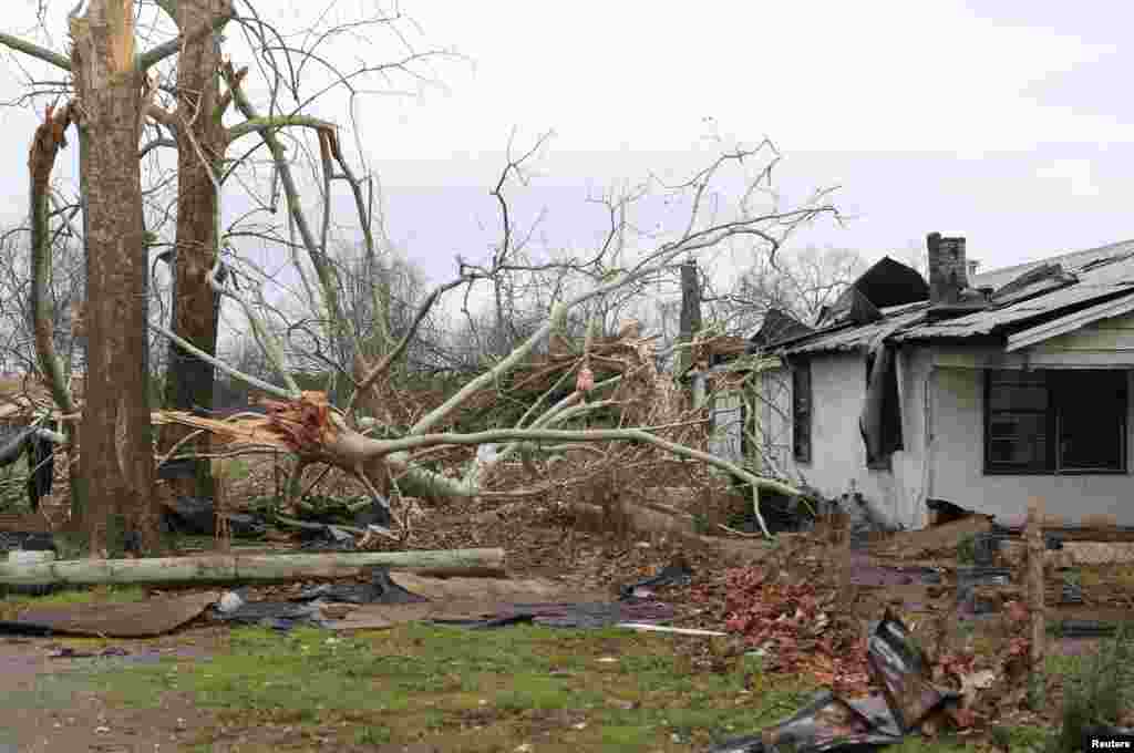 Barnar da guguwa tayi kenan a unguwar Bermingham, a jihar Alabama, a ranar 26 ga watan Disamba 2015. Guguwar dai ta rusa gidaje kuma ta tunbuke bishiyoyi. Haka kuma mutane 3 sun samu rauni a garin da yafi yawan mutane a jihar, a cewar jami&#39;an &#39;yan sanda da masu aikin agaji.