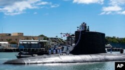 Kapal selam serang cepat kelas Virginia USS Illinois (SSN 786) pada 13 September 2021. Australia, Selasa (14/3), mengatakan kesepakatan untuk membeli kapal selam serbu bertenaga nuklir dari AS diperlukan untuk melawan peningkatan kekuatan militer (Foto: via AP)