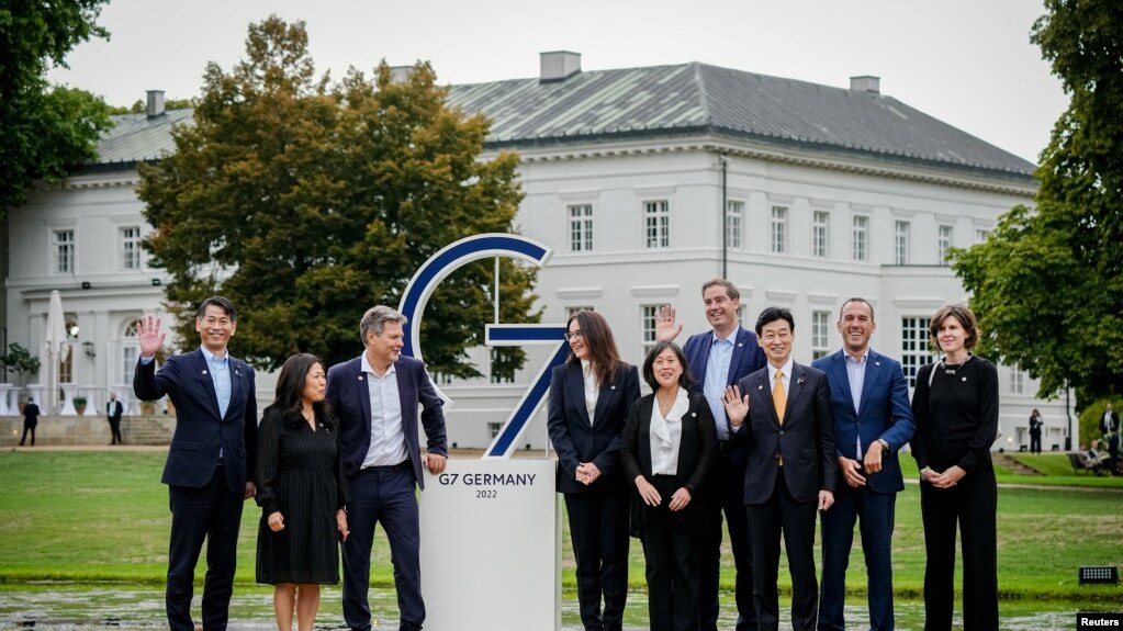 七国集团的贸易与经济部长2022年9月15日在纽哈登堡宫前的全家福。（路透社）(photo:VOA)