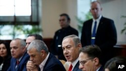 PM Israel, Benyamin Netanyahu, ketiga dari kanan, menghadiri rapat kabinet mingguan (22/1). Jerusalem, Israel. (foto: Ronen Zvulun, Pool via AP)