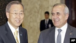 Lebanese President Michel Suleiman (r) with U.N. Secretary-General Ban Ki-Moon at the Presidential Palace in Baabda, east of Beirut, Jan. 13, 2012.