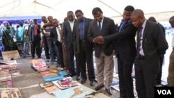 Des représentants de la Communauté Economique des Pays des Grands Lacs, et des autorités du Nord-Kivu, admirent des oeuvres d'artistes congolais, rwandais et burundais, à Goma, le 12 mars 2014.