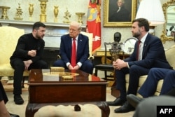 Presiden Ukraina Volodymyr Zelenskyy berbicara kepada Wakil Presiden Amerika Serikat JD Vance saat mereka bertemu dengan Presiden Donald Trump di Ruang Oval Gedung Putih, Washington, D.C., 28 Februari 2025.