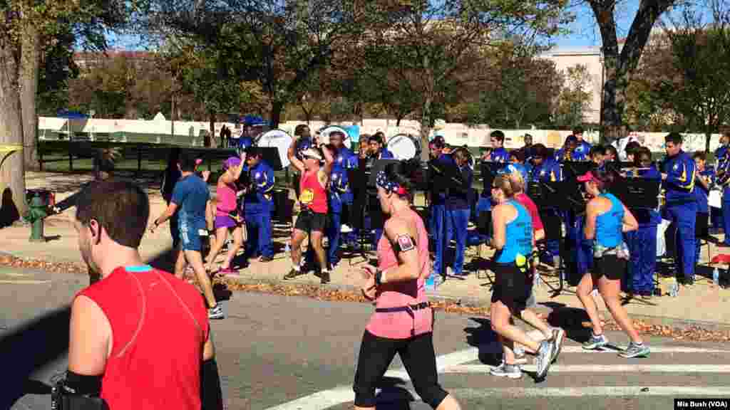 A local band plays for runners participating in the Marine Corps Marathon on Sunday. Several runners, nearing mile 19 on Independence Avenue, stopped to dance as the band played.