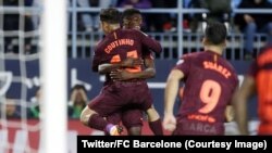 Couthino et Dembélé du FC Barcelone s’embrassent après un but lors du match contre Malaga, au stade La Rosaleda, Espagne, 10 mars 2018. (Twitter/FC Barcelone)