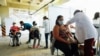Las personas reciben su primera dosis de la vacuna rusa Sputnik V contra el coronavirus, en el estacionamiento del Instituto de Seguridad Social de las Fuerzas Armadas, convertido en centro de vacunación masivo, en Caracas. Junio 5, 2021. 