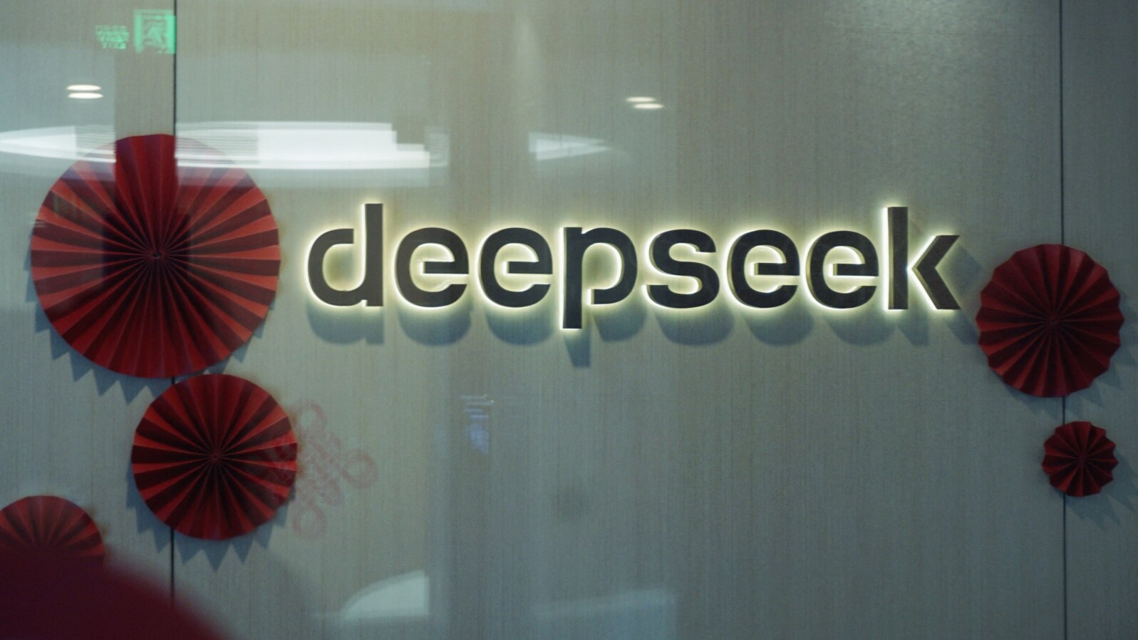 Logo DeepSeek terlihat di kantor perusahaan rintisan AI China DeepSeek di Hangzhou, provinsi Zhejiang di timur China, 5 Februari 2025. (AFP) 