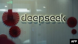 Logo DeepSeek terlihat di kantor perusahaan rintisan AI China DeepSeek di Hangzhou, provinsi Zhejiang di timur China, 5 Februari 2025. (AFP) 