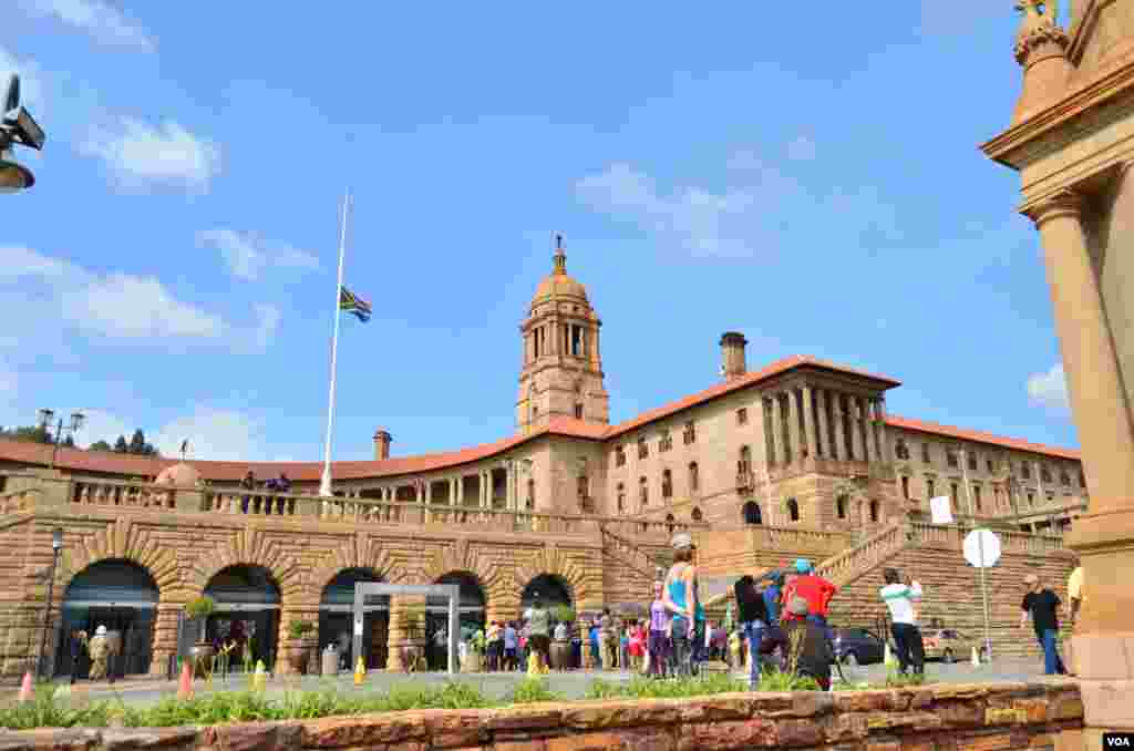 People line up outside of the Union Buildings in Pretoria to sign a condolences book, Dec 6, 2013. (Peter Cox for VOA) 