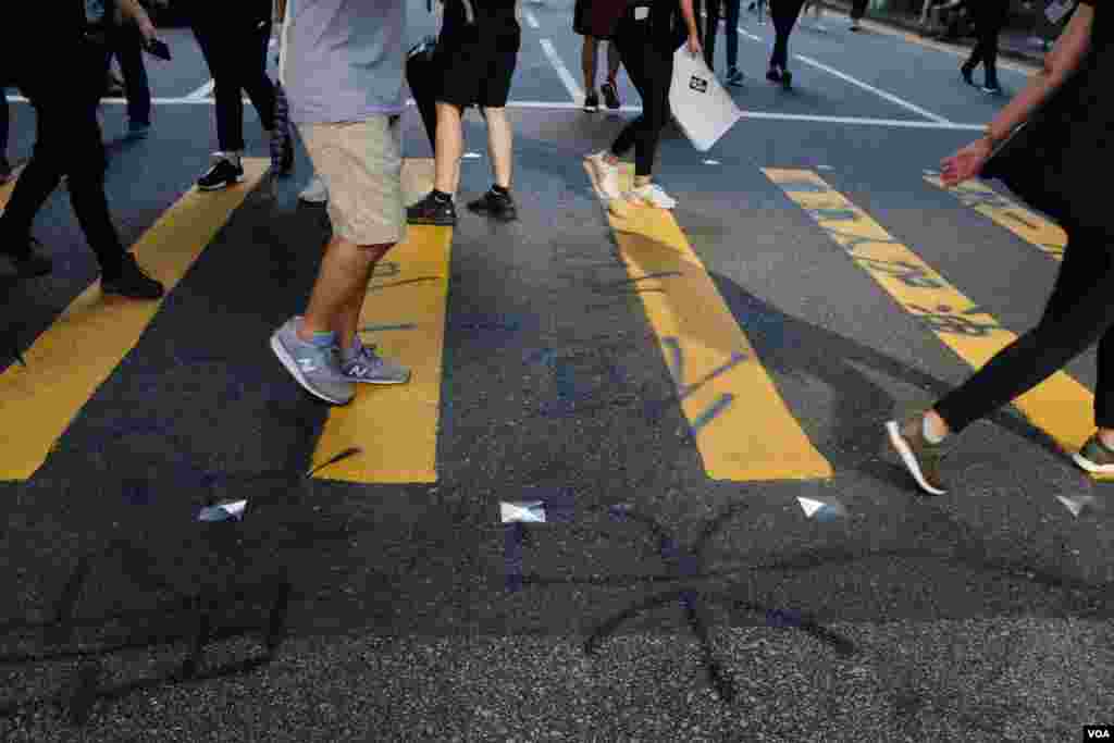 香港马路上也被示威者写上标语和口号。 (2019年10月1日)