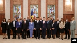 Президент Молдовы Майя Санду в окружении членов правительства страны. Рядом с ней – премьер-министр Молдовы Дорин Речан (архивное фото) 
