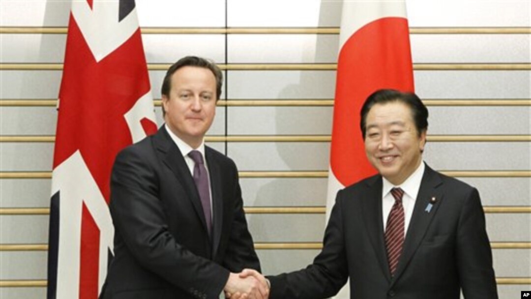 PM Inggris David Cameron (kiri) bersalaman dengan PM Jepang Yoshihiko Noda dalam pertemuan di Tokyo (10/4).